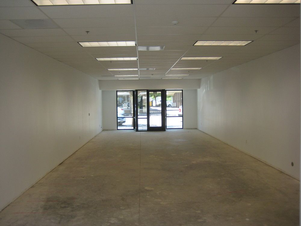Retail For Lease: 213 W 8th St, Hanford, CA 93230